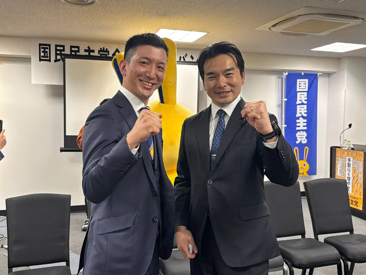 党の会合で議員と並ぶ阿部恭介