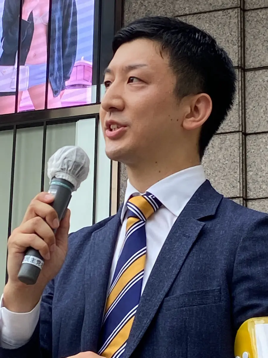 マイクを持って街頭で語りかける阿部恭介