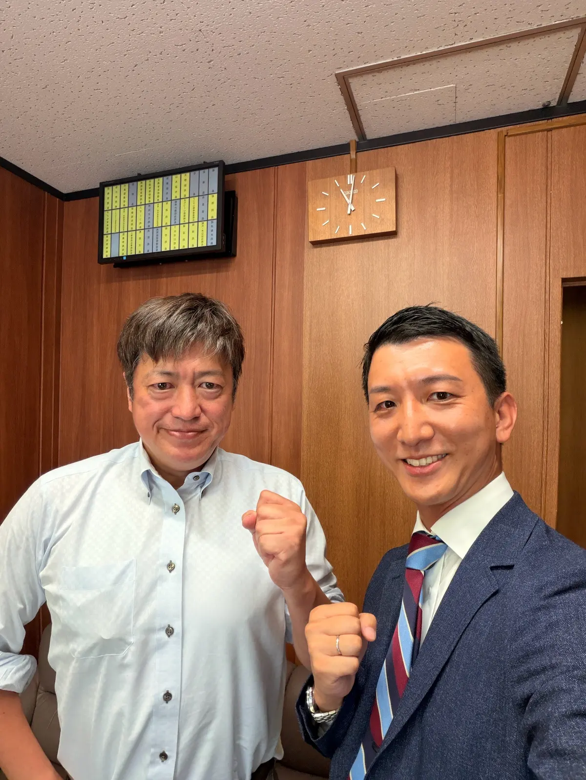 党の関係者と拳を上げる阿部恭介