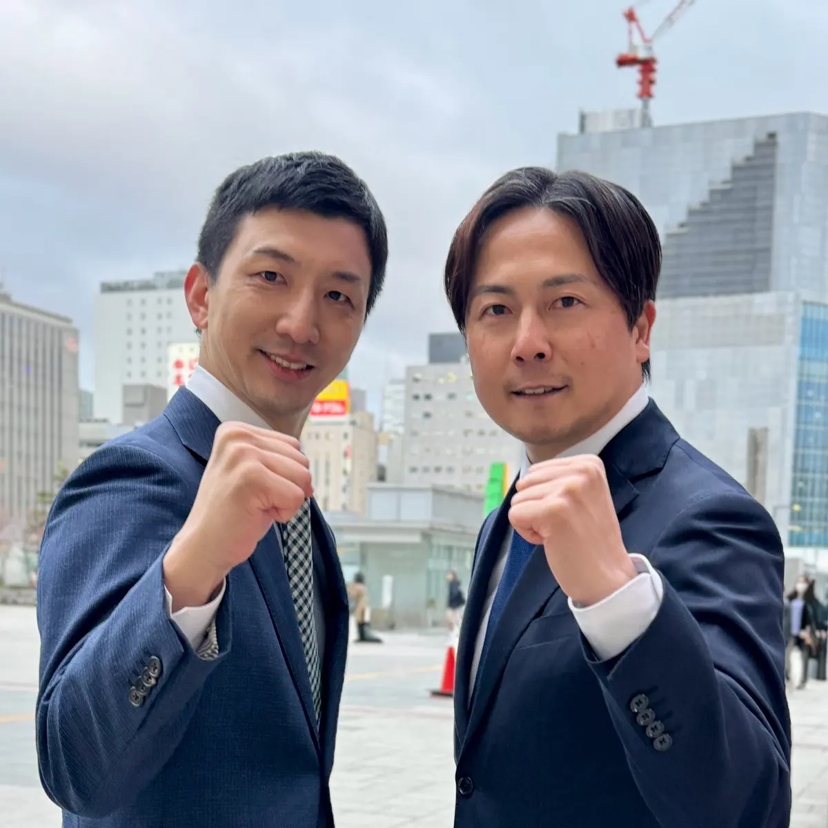 玉木雄一郎代表と並んで拳を上げる阿部恭介