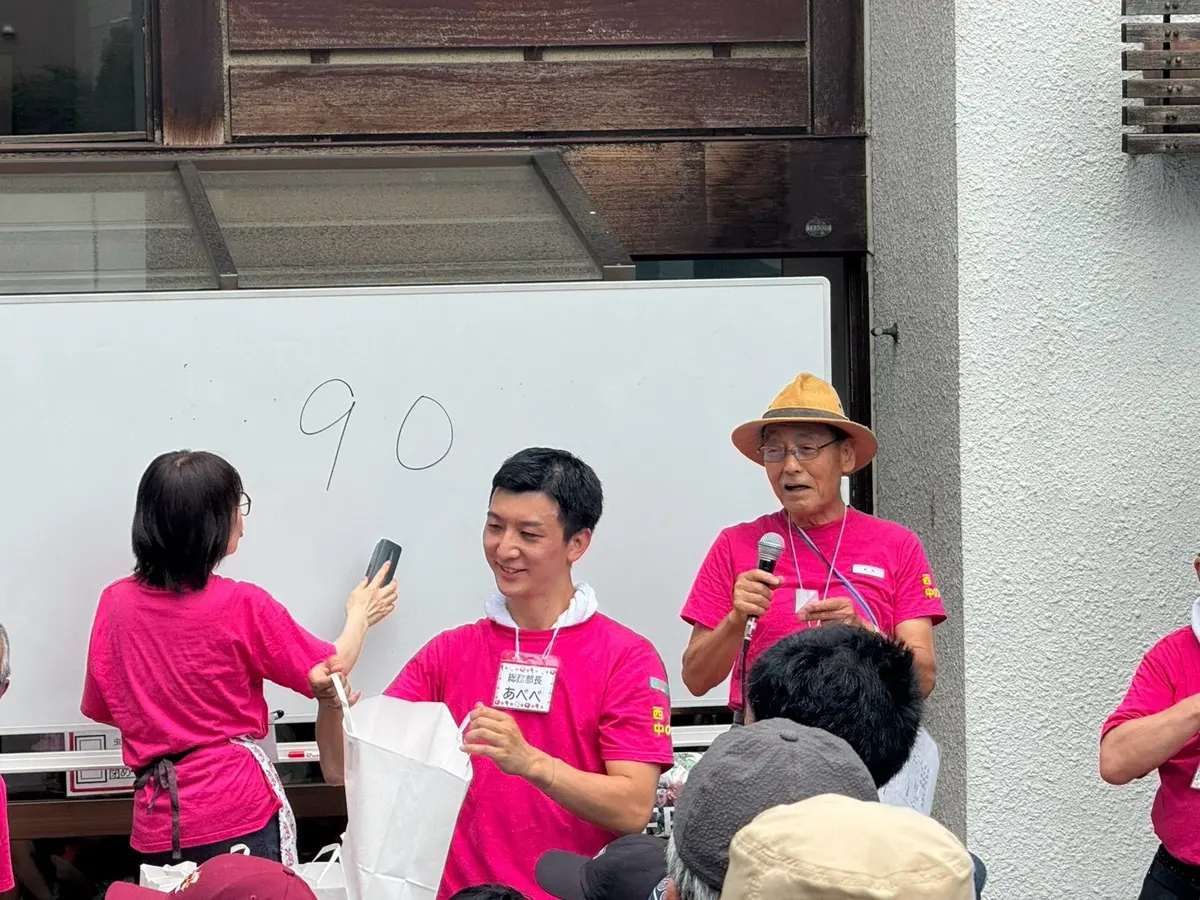 夏まつりのステージで司会を手伝う阿部恭介