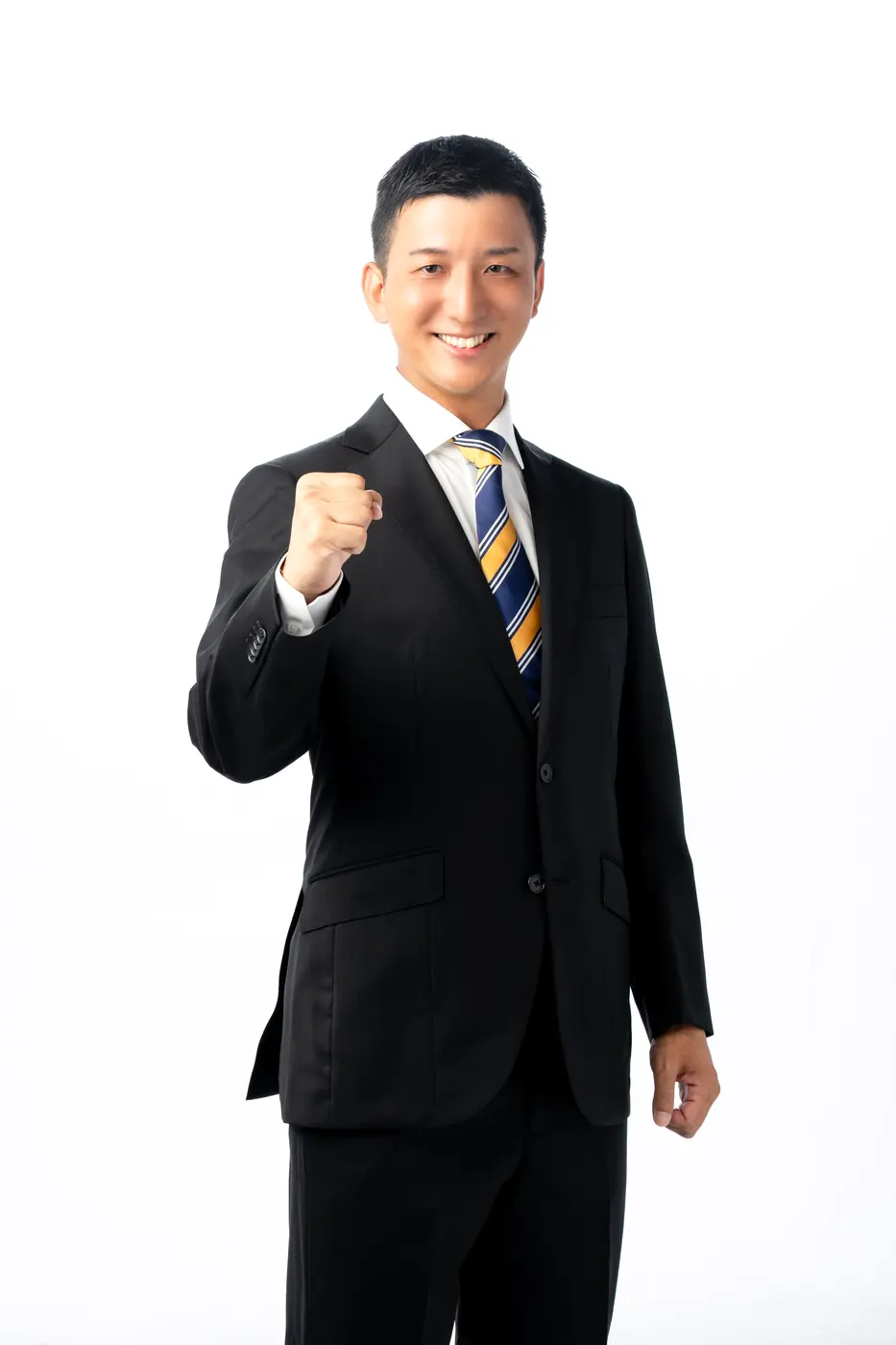 拳を握って前を見据える阿部恭介